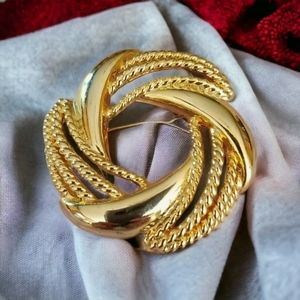 Vintage Mid Century Goldtone Rope Design Wreath Brooch Pin